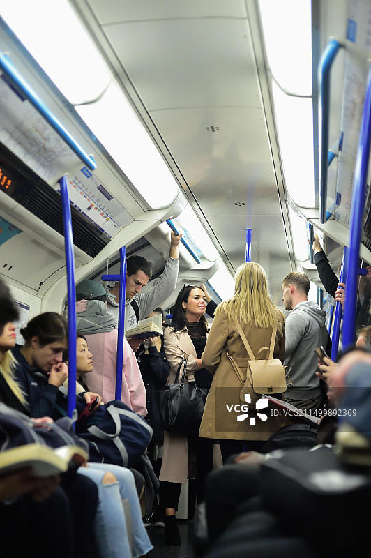 英国伦敦：伦敦地铁（或称tube或subway）维多利亚线上的乘客图片素材