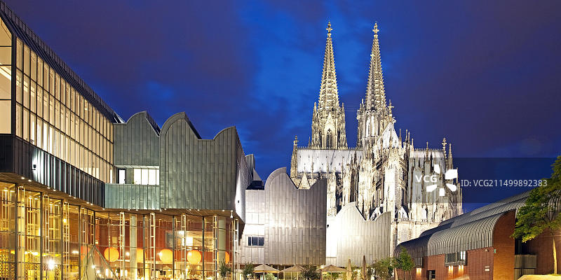 路德维希博物馆和科隆大教堂夜景，德国科隆图片素材