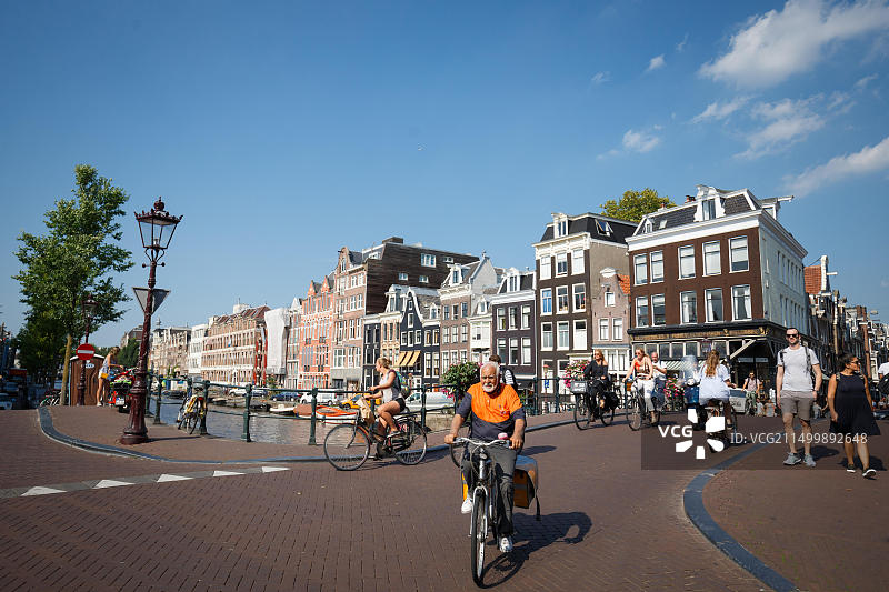阿姆斯特丹街头的自行车骑行者图片素材