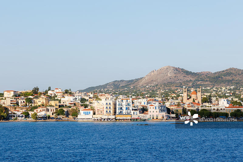 希腊萨罗尼克海湾的埃伊纳港与蓝天图片素材