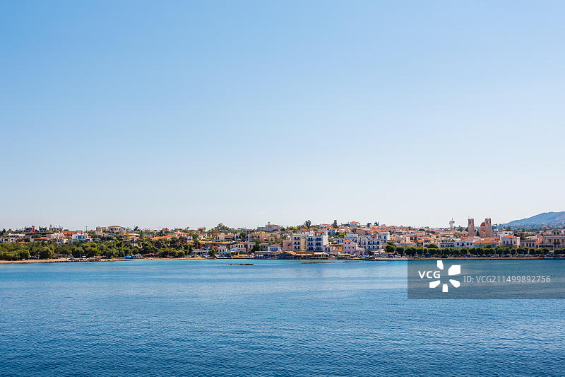 希腊萨罗尼克海湾的埃伊纳港与蓝天图片素材