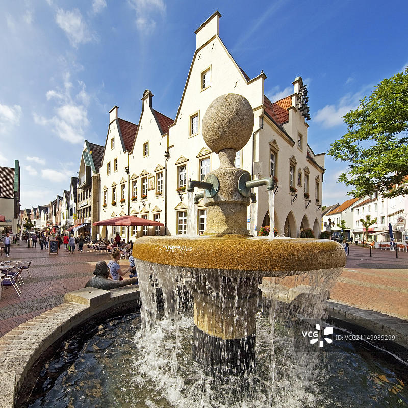 哈尔滕老城集市喷泉和市政厅图片素材