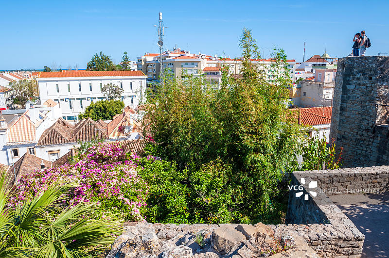 葡萄牙阿尔加维塔维拉：游客在11世纪的城堡上眺望城镇图片素材