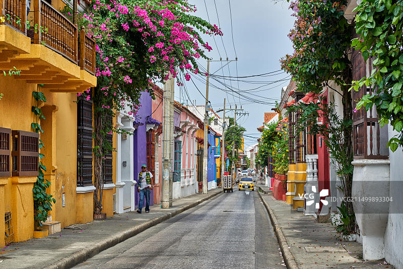 哥伦比亚卡塔赫纳市彩色房屋外墙和阳台图片素材
