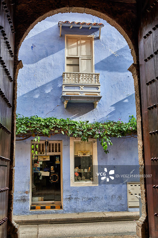 哥伦比亚卡塔赫纳市彩色房屋外墙和阳台图片素材