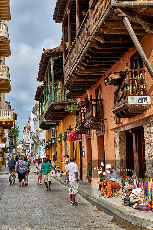 哥伦比亚卡塔赫纳市彩色房屋外墙和阳台图片素材