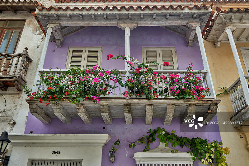 哥伦比亚卡塔赫纳市彩色房屋外墙和阳台图片素材