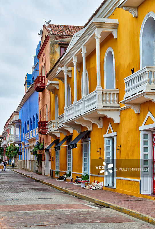 哥伦比亚卡塔赫纳房屋阳台的彩色外墙图片素材