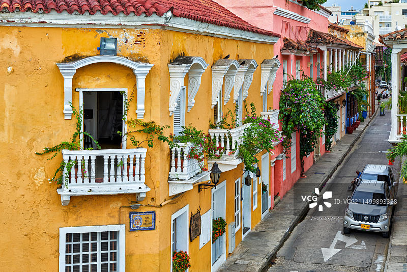 哥伦比亚卡塔赫纳市彩色房屋外墙和阳台图片素材