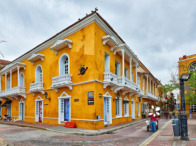 哥伦比亚卡塔赫纳房屋阳台的彩色外墙图片素材