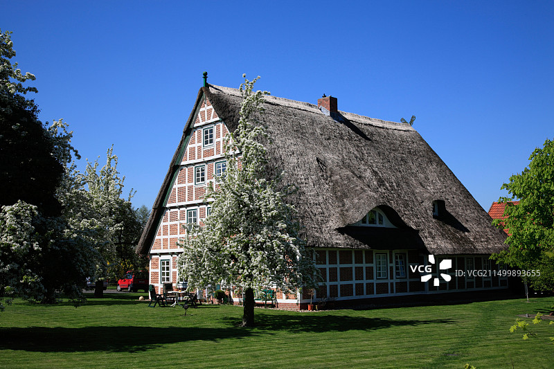 德国下萨克森州埃斯特河堤的茅草老农舍图片素材