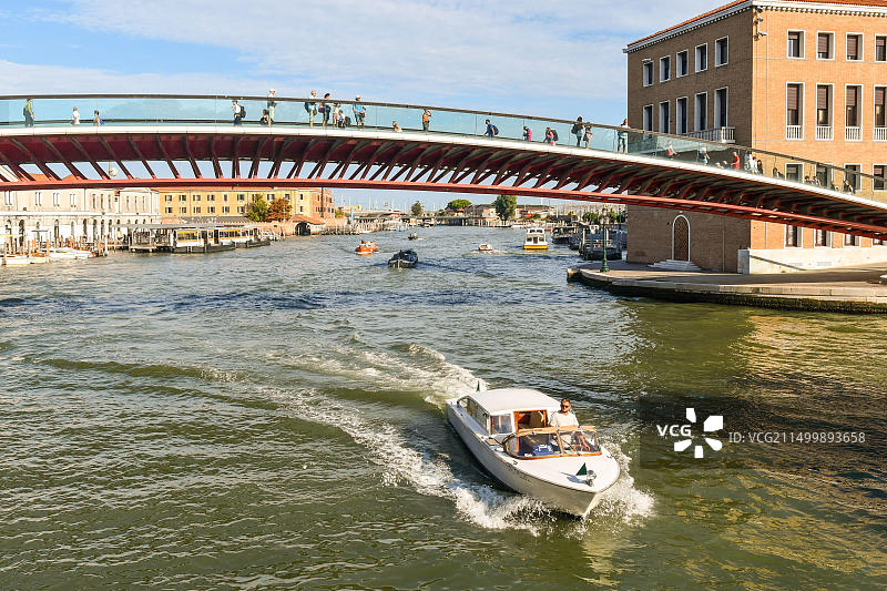 意大利威尼斯大运河，卡拉特拉瓦宪法桥和夏季船只图片素材