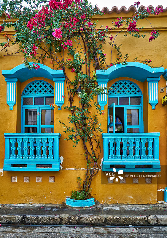 南美哥伦比亚卡塔赫纳色彩缤纷的阳台房屋图片素材