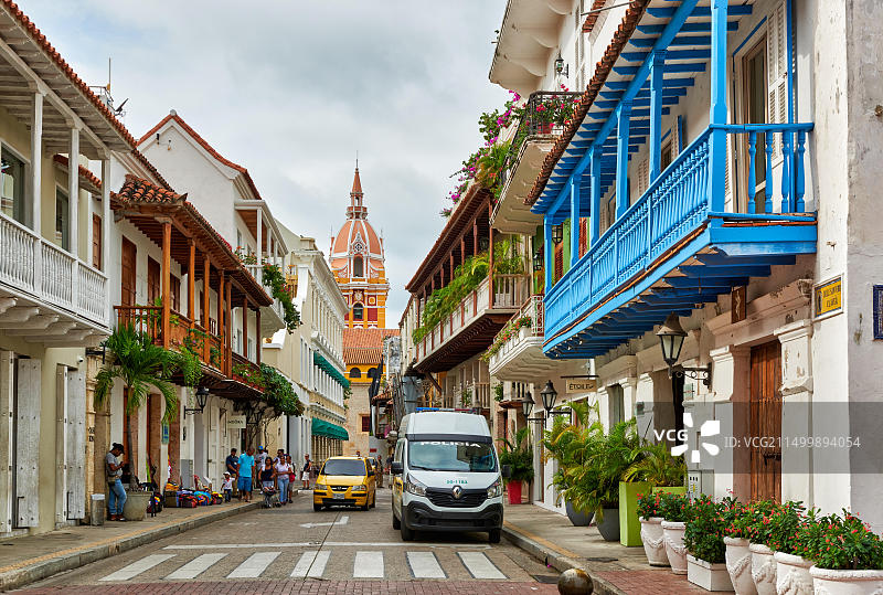 卡塔赫纳圣卡塔利娜·德·亚历山大里亚大教堂及房屋阳台的彩色外墙，哥伦比亚卡塔赫纳图片素材