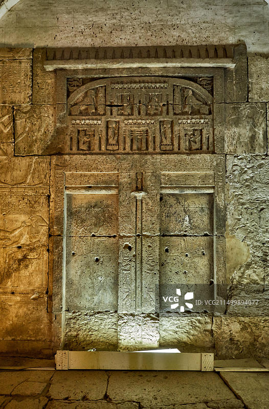 塞提一世神庙第二 hypostyle 大厅后面圣殿中的彩色石雕浮雕，阿拜多斯，埃及，非洲图片素材