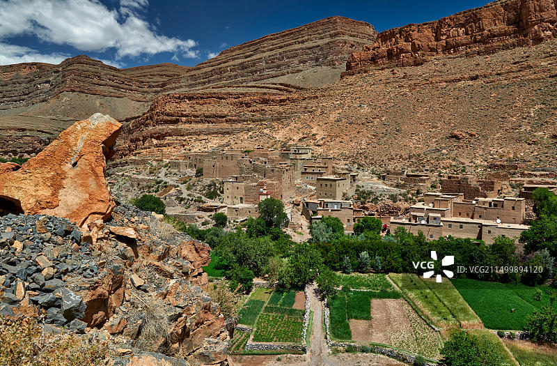 摩洛哥陶里尔特P7103公路沿途峡谷风光和村庄图片素材