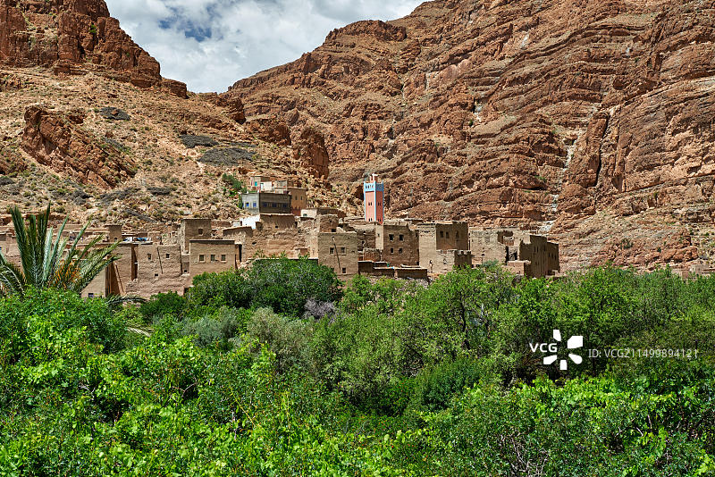 摩洛哥陶里尔特P7103公路沿途峡谷风光和村庄图片素材