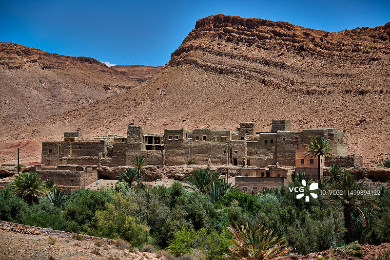 摩洛哥陶里尔特P7103公路沿途峡谷风光和村庄图片素材