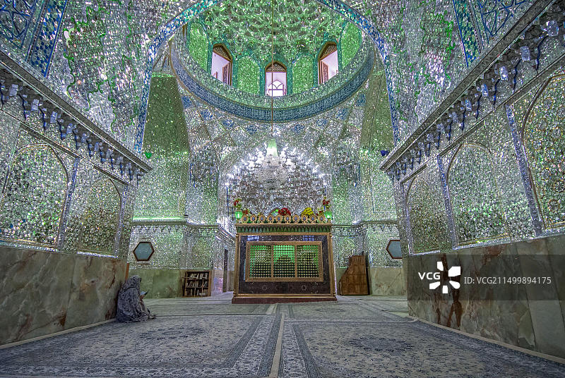 伊朗设拉子阿里·伊本·汉扎圣殿的镜像内饰图片素材