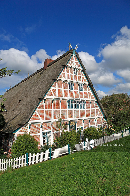 Altes Land，德国下萨克森州约克-科尼格里奇的埃斯特堤坝上的框架农舍图片素材