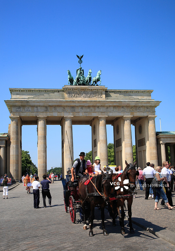 在德国柏林勃兰登堡门开始观光旅游的马车图片素材
