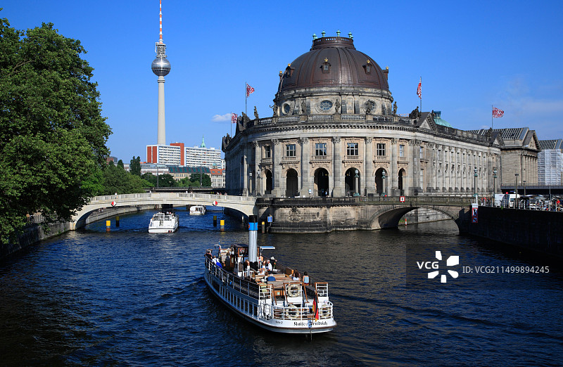 德国柏林施普雷河博物馆岛与观光船，博德博物馆，电视塔图片素材