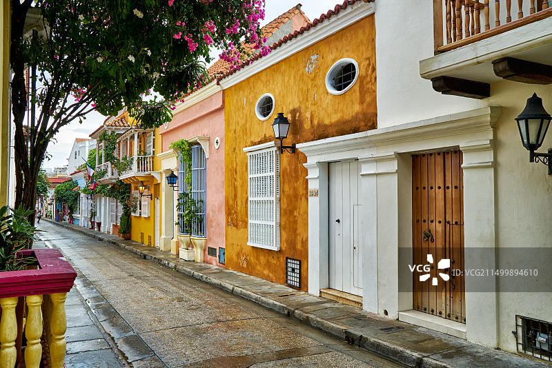 哥伦比亚卡塔赫纳房屋阳台的彩色外墙图片素材