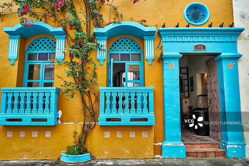 哥伦比亚卡塔赫纳房屋阳台的彩色外墙图片素材