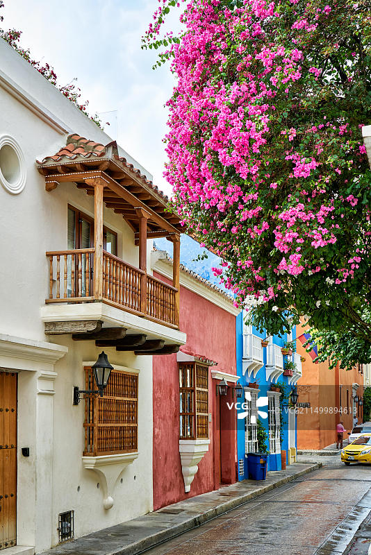 哥伦比亚卡塔赫纳房屋阳台的彩色外墙图片素材
