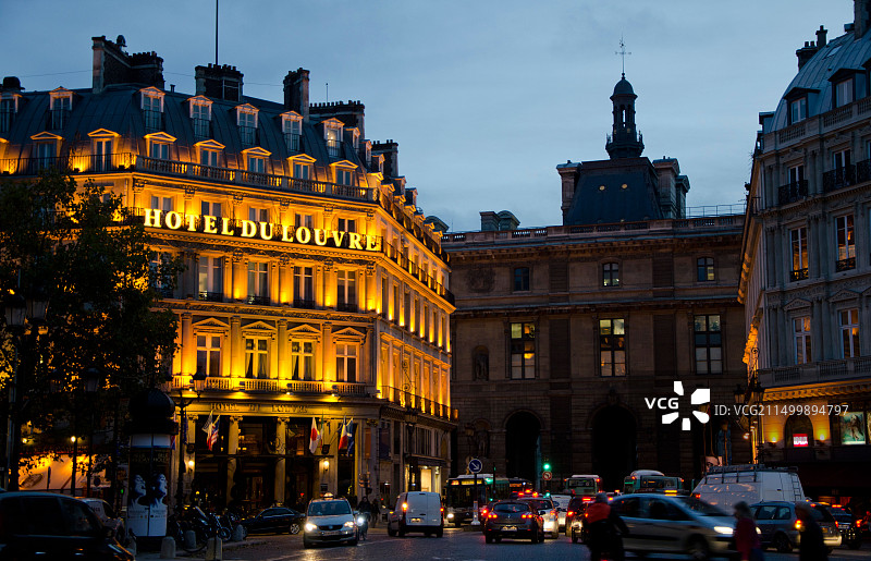 巴黎皇家宫殿广场卢浮宫豪华酒店夜景图片素材