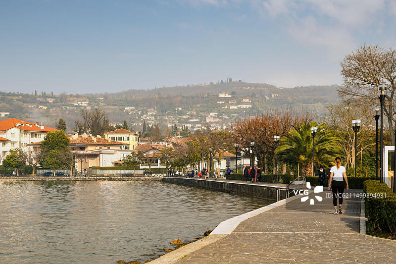 意大利威尼托加尔达湖畔巴多利诺老城湖滨长廊风光图片素材