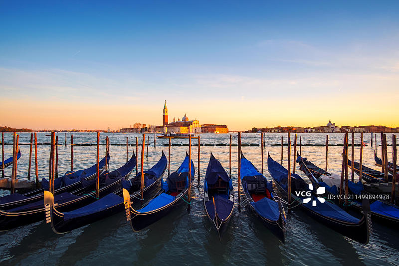 日出时分，意大利威尼斯泻湖中著名的贡多拉图片素材