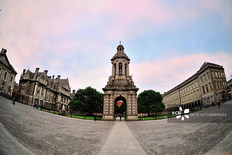 都柏林圣三一学院钟楼日落景观图片素材