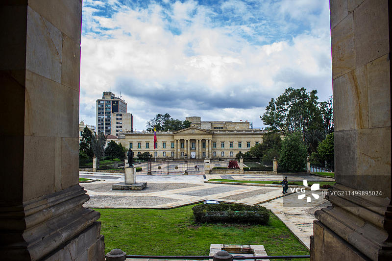 波哥大市多云的一天，前方是总统府图片素材