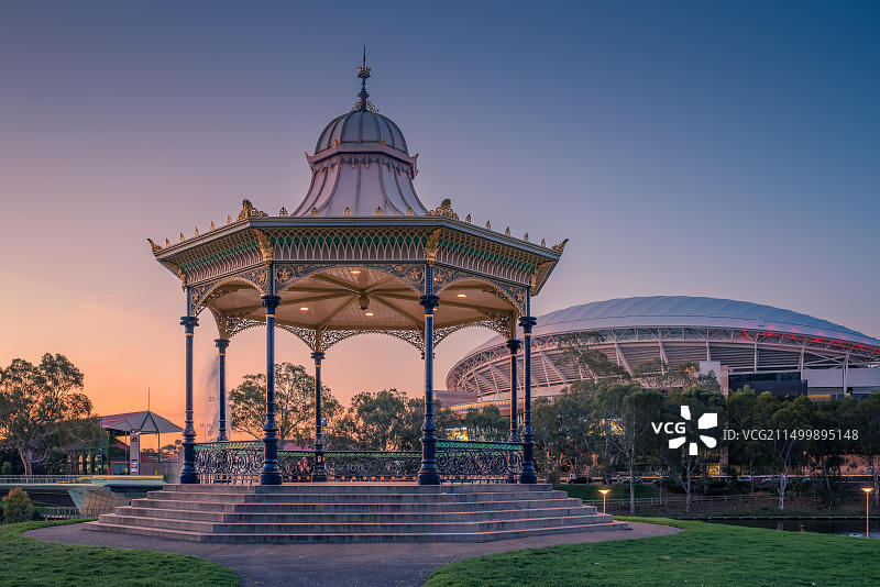 阿德莱德河岸区日落，长老公园圆形大厅图片素材