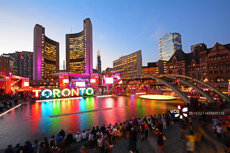 加拿大多伦多内森菲利普斯广场和市政厅图片素材