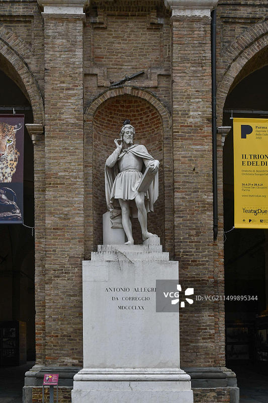 帕尔马市政厅前的科雷乔雕像，艾米利亚-罗马涅图片素材