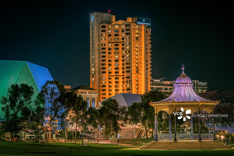 阿德莱德夜景：长老公园圆形大厅和洲际酒店图片素材