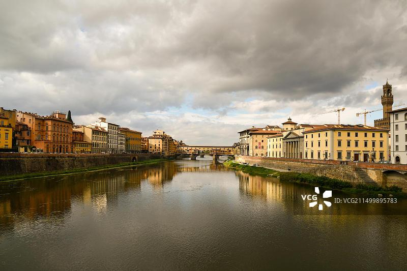 意大利托斯卡纳佛罗伦萨旧桥与秋季暴风雨天空图片素材