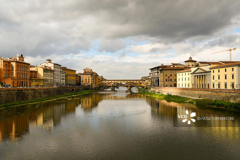 意大利托斯卡纳佛罗伦萨旧桥与秋季暴风雨天空图片素材