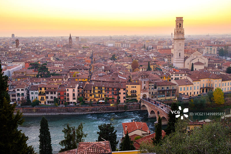 意大利维罗纳市的彼得拉桥和阿迪杰河日落景观图片素材
