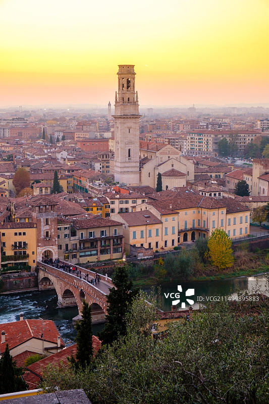 意大利维罗纳市的彼得拉桥和阿迪杰河日落景观图片素材