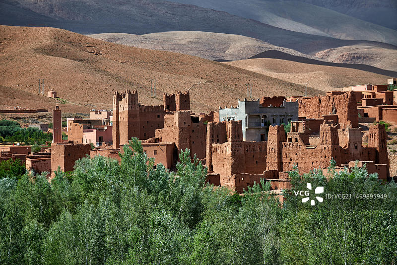 阿伊特·乌格利夫村的粘土堡垒，达德斯山谷，后方是High Atlas山脉，摩洛哥，非洲图片素材