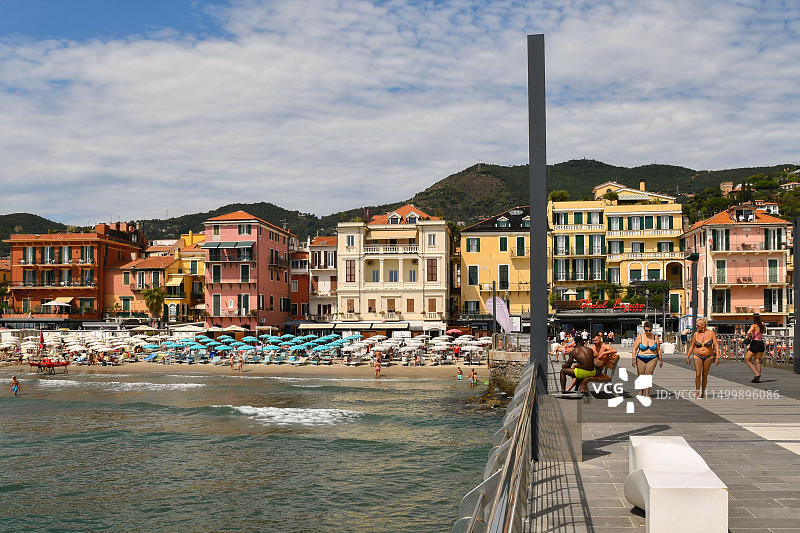 意大利利古里亚阿拉西奥，从马里奥·贝斯托索码头眺望阳光明媚的夏日海滨小镇沙滩图片素材