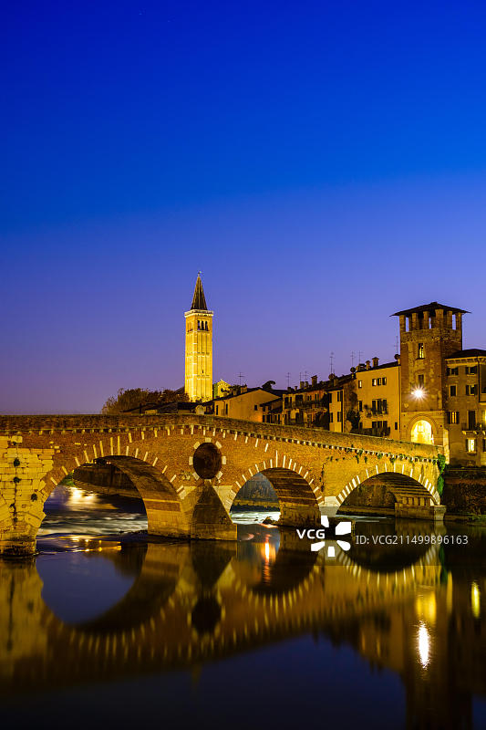 夜幕下的彼得拉桥与阿迪杰河图片素材