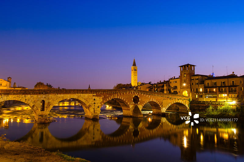 夜幕下的彼得拉桥与阿迪杰河图片素材