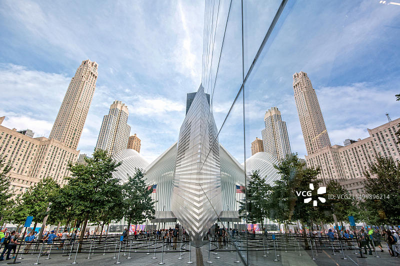 建筑师圣地亚哥·卡拉特拉瓦设计的世界贸易中心交通枢纽Oculus倒影图片素材