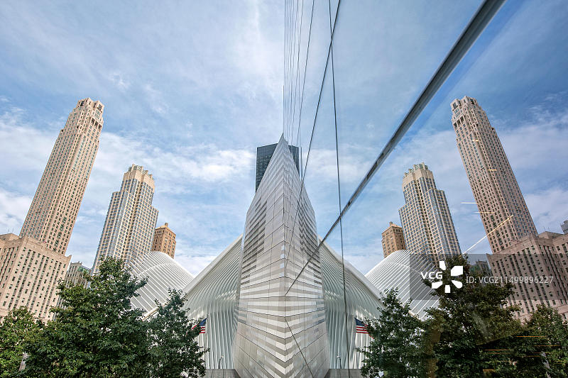 建筑师圣地亚哥·卡拉特拉瓦设计的世界贸易中心交通枢纽Oculus倒影图片素材