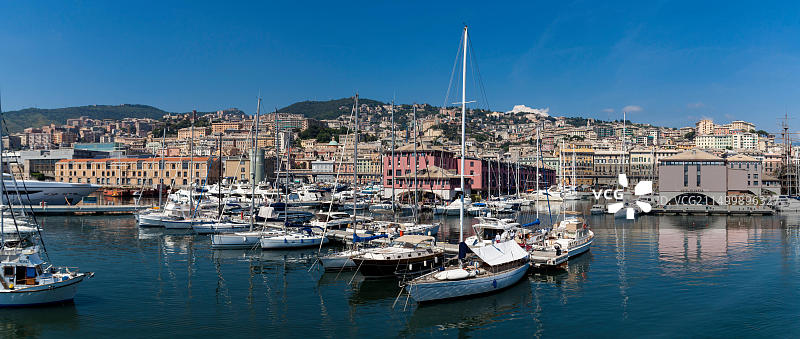 意大利热那亚旧港码头的船只图片素材