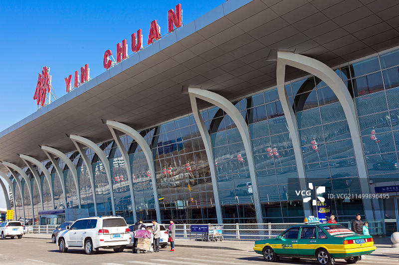 宁夏银川河东国际机场的旅客和行李图片素材